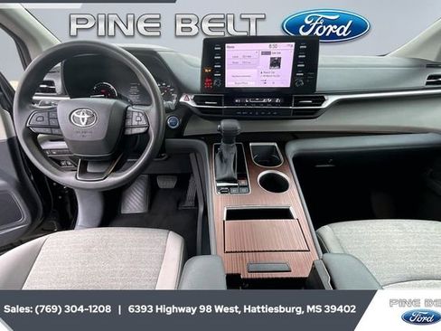 Used 2024 Toyota Sienna LE image 13