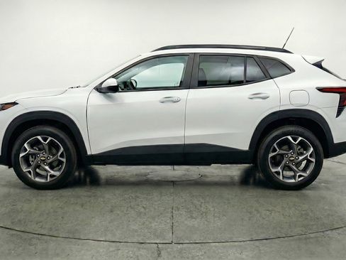 Used 2025 Chevrolet Trax LT w/ LT Convenience Package image 5