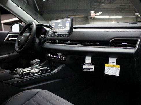 New 2025 Mitsubishi Outlander SE image 19