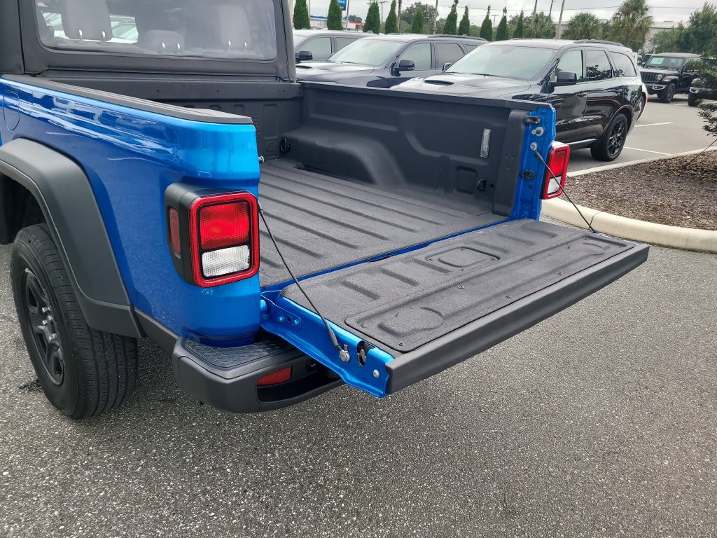 Used 2025 Jeep Gladiator Sport AWD/4WD image 8