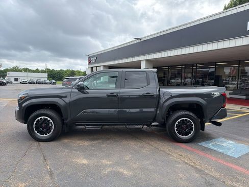 Used 2024 Toyota Tacoma TRD Off-Road AWD/4WD image 9