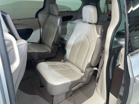 Used 2017 Chrysler Pacifica Touring-L Plus w/ Advanced Safetytec Group image 12
