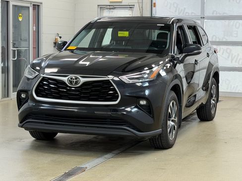 Used 2021 Toyota Highlander XLE AWD/4WD image 3