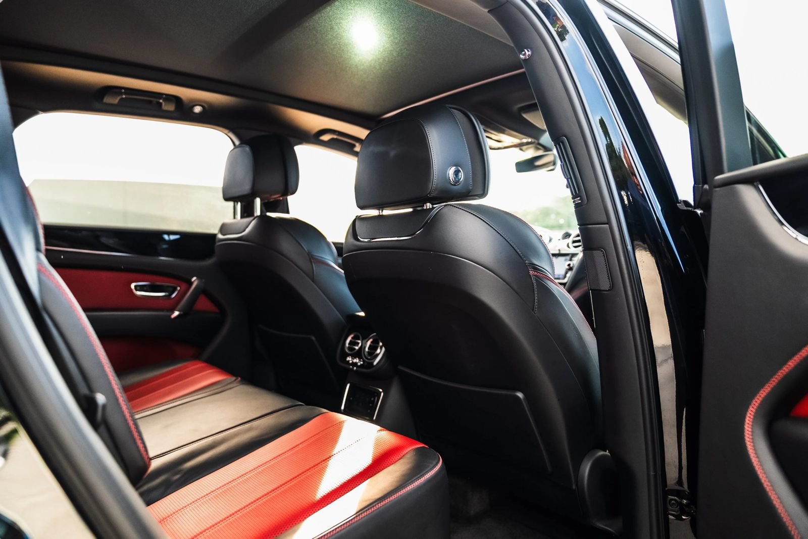 Used 2019 Bentley Bentayga AWD/4WD image 23