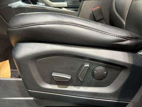 Used 2022 Ford Explorer XLT w/ Equipment Group 202A image 14