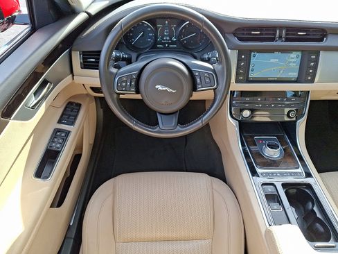 Used 2016 Jaguar XF Prestige image 11