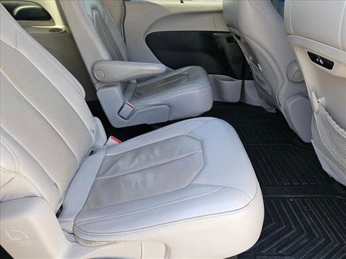 Used 2021 Chrysler Pacifica Touring-L FWD image 20