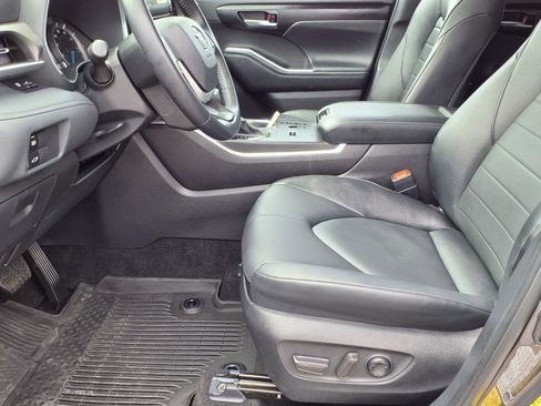 Used 2025 Toyota Highlander XLE image 9