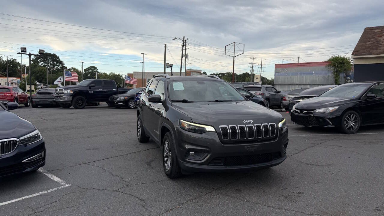 Used 2019 Jeep Cherokee Latitude Plus w/ Cold Weather Group AWD/4WD image 4