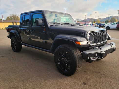 Used 2025 Jeep Gladiator Sport image 3