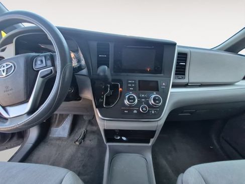 Used 2017 Toyota Sienna LE FWD image 11