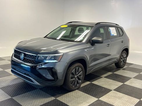 Used 2023 Volkswagen Atlas SE w/ Panoramic Sunroof Package image 3