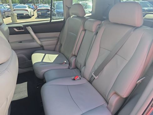 Used 2012 Toyota Highlander SE w/ Tow Pkg FWD image 13