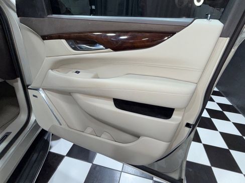 Used 2015 Cadillac Escalade Luxury image 75