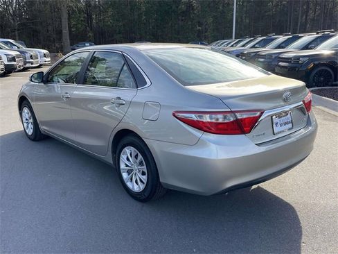 Used 2015 Toyota Camry LE image 5