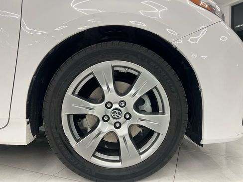 Used 2019 Toyota Sienna SE Premium w/ Carpet Mat Package image 38