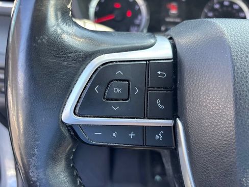 Used 2022 Toyota Highlander LE FWD image 22