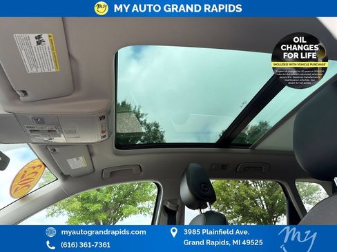 Used 2023 Volkswagen Taos SE w/ Panoramic Sunroof Package AWD/4WD image 23