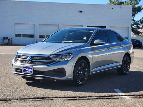 Certified 2022 Volkswagen Jetta SE w/ Panoramic Sunroof Package image 4
