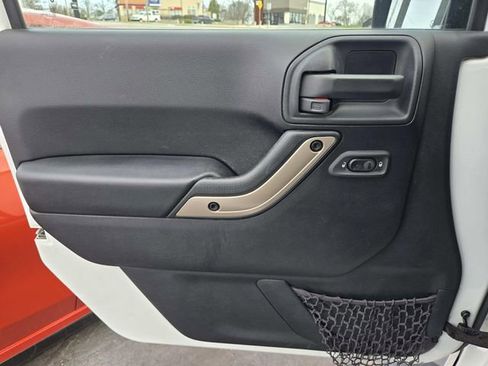 Used 2016 Jeep Wrangler Unlimited Sahara image 30