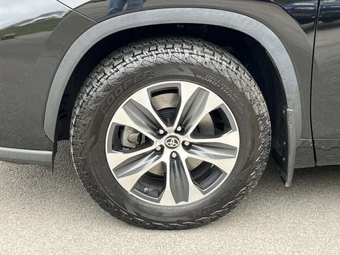 Used 2023 Toyota Highlander XLE AWD/4WD image 10