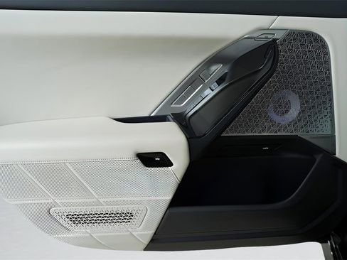 Used 2023 BMW 760i xDrive w/ Executive Package image 31