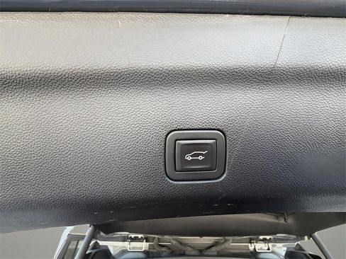 Used 2023 GMC Yukon XL SLT w/ SLT Luxury Package image 23