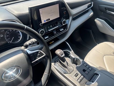 Used 2023 Toyota Highlander XLE AWD/4WD image 21