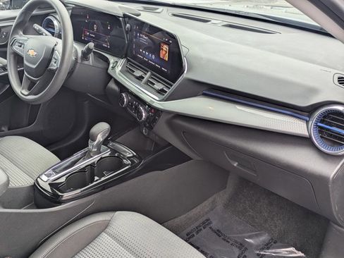 Used 2025 Chevrolet Trax LT image 19