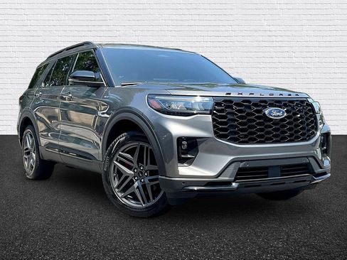 Used 2025 Ford Explorer ST-Line w/ ST-Line Street Pack AWD/4WD image 3