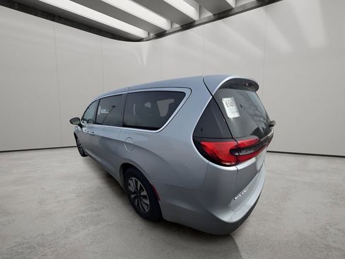 Used 2024 Chrysler Pacifica Select image 3