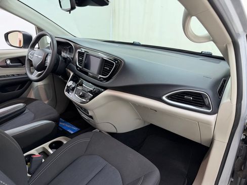 Used 2023 Chrysler Voyager LX FWD image 13