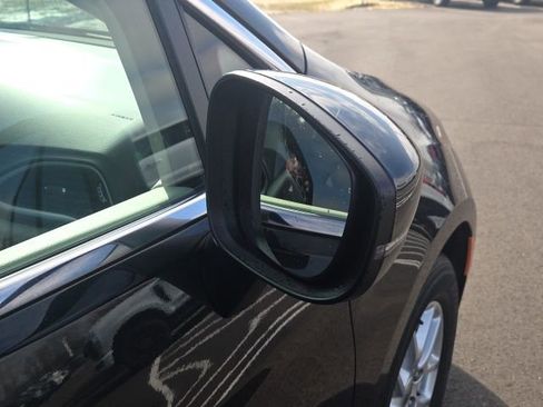 Used 2023 Chrysler Pacifica Touring-L image 4