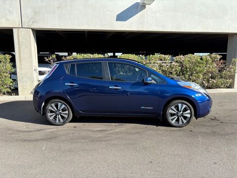 Used 2017 Nissan Leaf SV image 3