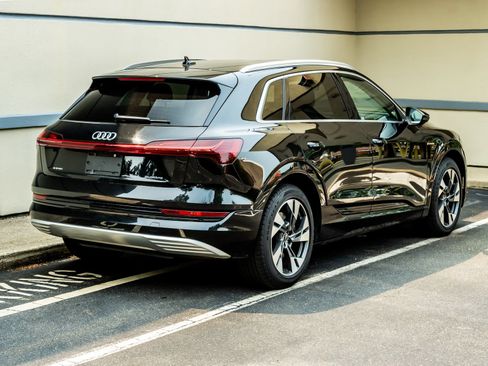 Used 2021 Audi e-tron Premium AWD/4WD image 7