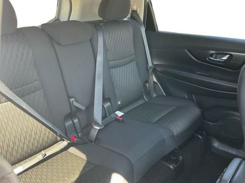 Used 2017 Nissan Rogue SV w/ SV Premium Package image 18