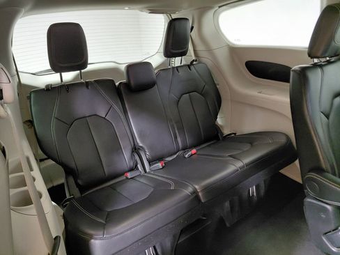 Certified 2024 Chrysler Pacifica Touring-L FWD image 22