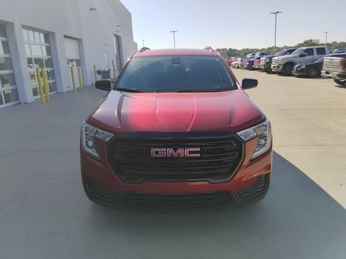 Used 2024 GMC Terrain SLE w/ Driver Convenience Package FWD image 8