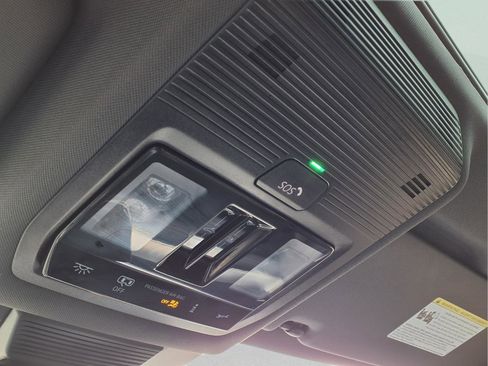 Used 2025 Volkswagen Tiguan SE R-Line image 20