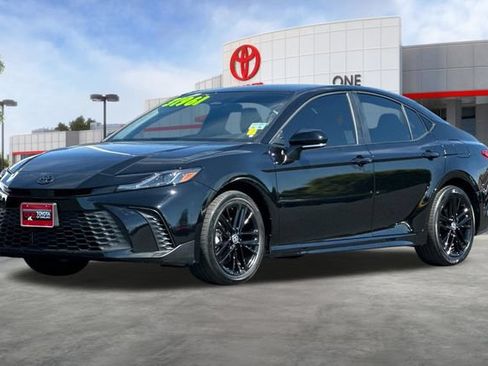 Used 2025 Toyota Camry SE AWD/4WD image 9