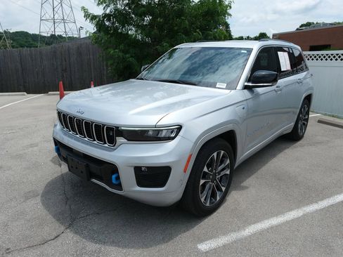 Used 2023 Jeep Grand Cherokee Overland w/ Advanced Protech Group III AWD/4WD image 11