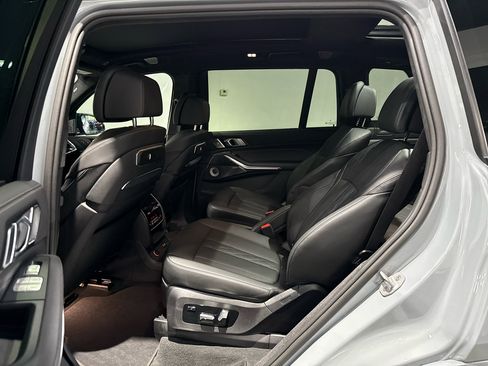 Used 2025 BMW X7 M60i image 23