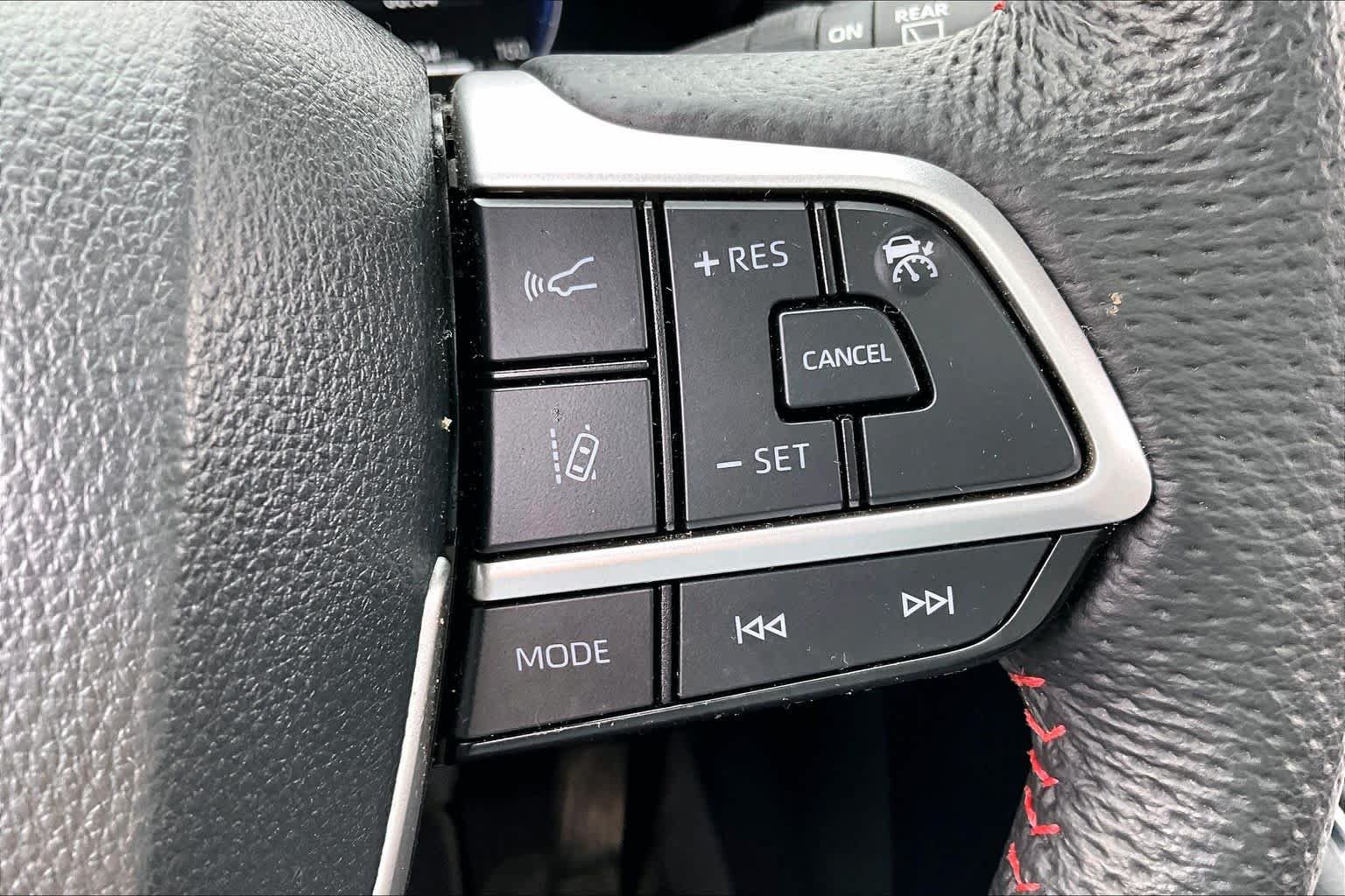 Used 2025 Toyota Sienna XSE FWD image 23