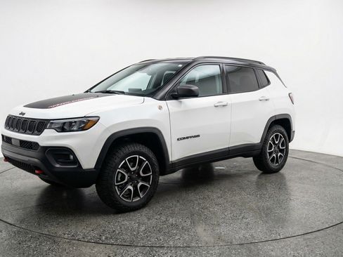 Used 2025 Jeep Compass Trailhawk AWD/4WD image 3