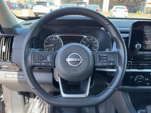 Used 2025 Nissan Pathfinder SV image 18