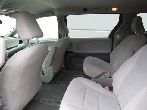 Used 2020 Toyota Sienna L FWD image 12