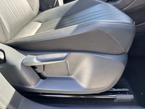 Used 2024 Volkswagen Tiguan SE image 13