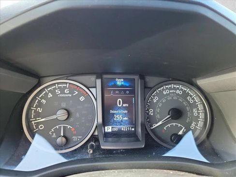 Used 2022 Toyota Tacoma TRD Off-Road w/ Technology Package AWD/4WD image 17