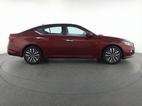 Used 2024 Nissan Altima 2.5 SV image 11