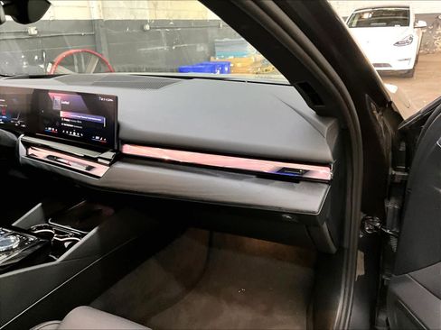 Used 2024 BMW i5 eDrive40i w/ Executive Package RWD image 18
